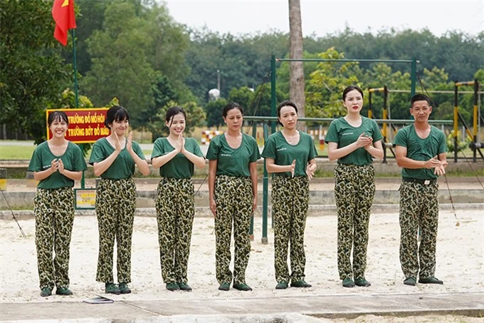 Hậu Hoàng, Khánh Vân, Dương Hoàng Yến, Nam Thư, Diệu Nhi và Kỳ Duyên (từ trái sang) ở thử thách nhảy xa.