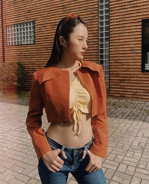 Cùng trổ tài mix trang phục mùa đông theo xu hướng sexy, Thanh Vy chọn áo thun rút dây để sử dụng cùng jacket dáng lửng và quần jeans ốm ôm.