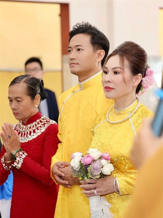 Cặp vợ chồng từng diện áo dài đôi màu vàng, làm lễ hằng thuận ở chùa Chơn Giác, TP HCM hôm 10/12.