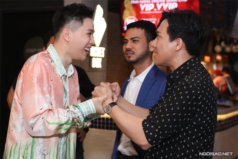 MC Trấn Thành (phải) đến chúc mừng Trịnh Thăng Bình với sản phẩm đánh dấu cột mốc mới trong sự nghiệp.