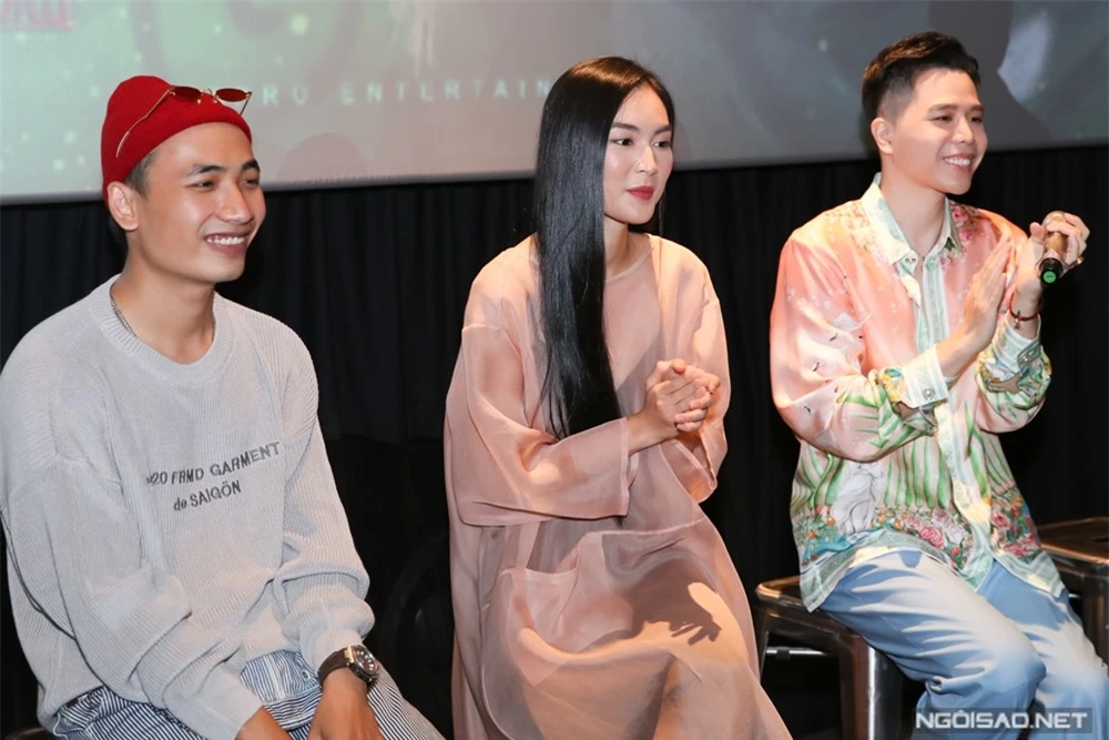 Helly Tống (giữa) vào vai nữ chính, còn đạo diễn trẻ Thóc (trái) thực hiện MV.