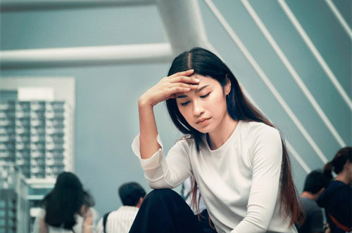 Có người đàn ông ăn xin vạ vật cản trở việc buôn bán, tôi nhờ chồng đến xử lý thì anh run rẩy khi chiếc mũ che mặt ông ta được lật lên