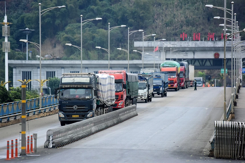 Nguy cơ ùn ứ container hàng hoá xuất khẩu sang Trung Quốc qua các cửa khẩu thuộc tỉnh Lạng Sơn trong dịp cuối năm. (Ảnh: Int)