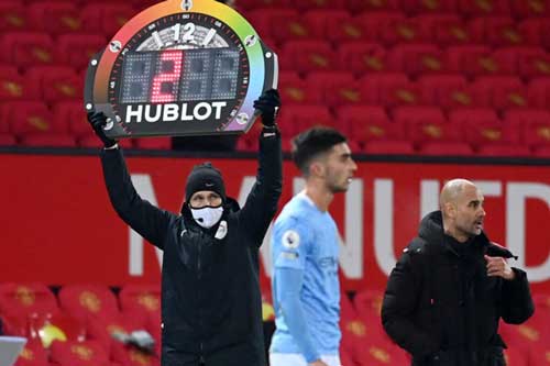 Vì sao Pep luôn miệng đòi thay 5 người nhưng chỉ dùng 1 ở derby Manchester?