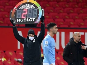 Vì sao Pep luôn miệng đòi thay 5 người nhưng chỉ dùng 1 ở derby Manchester?