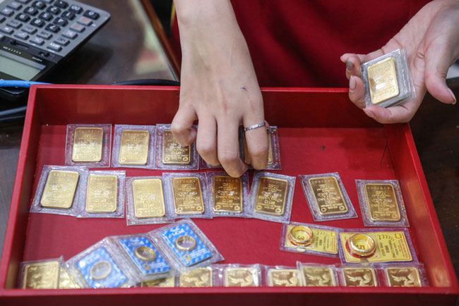 Tăng nhẹ phiên đầu tuần, vàng chuẩn bị trước cơn “giông bão”?