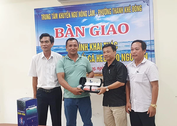 Trung tâm Khuyến ngư nông lâm Đà Nẵng hỗ trợ thiết bị xua đuổi cá heo cho chủ tàu đánh bắt xa bờ trên địa bàn quận Thanh Khê (Ảnh do Sở NN-PTNT Đà Nẵng cung cấp)