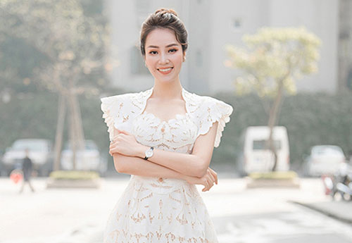 Thụy Vân liên tục thay váy khi ghi hình