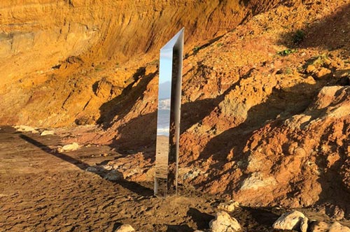 Thêm cột kim loại bí ẩn mọc lên ở đảo Anh