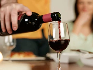 Mẹo phân biệt rượu vang thật và rượu vang giả chuẩn nhất từ các chuyên gia