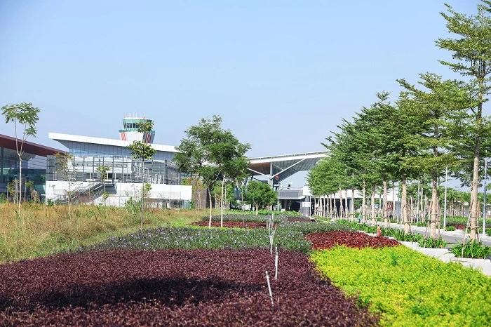 Sân bay Vân Đồn dành tới gần 2/3 diện tích cho hệ thống cây xanh, tiểu cảnh, cùng việc áp dụng các giải pháp tiết kiệm năng lượng. Đến sân bay quốc tế Vân Đồn, du khách ngỡ đang lạc lối trong một “resort” hiện đại, sang chảnh nhưng cũng vô cùng gần gũi, thân thiện.