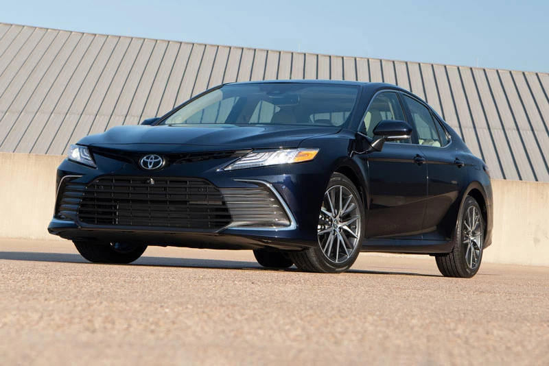 2. Toyota Camry 2020 (điểm tổng thể: 8,5/10, giá khởi điểm: 24.425 USD).