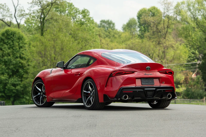 3. Toyota Supra 2021 (điểm tổng thể: 8,4/10, giá khởi điểm: 42.990 USD).