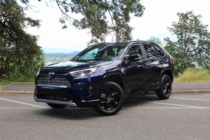 4. Toyota RAV4 Hybrid 2020 (điểm tổng thể: 8,4/10, giá khởi điểm: 28.350 USD).