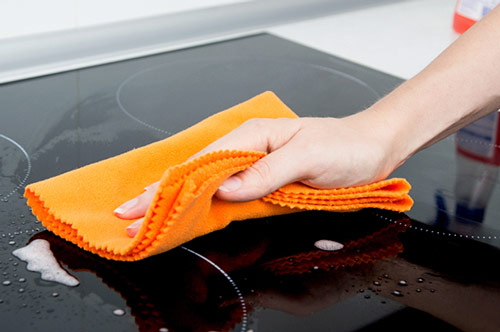 Đừng dừng nước lã vệ sinh bếp từ, bếp hồng ngoại, muốn lau sạch vết bẩn dầu mỡ hãy dùng cách này