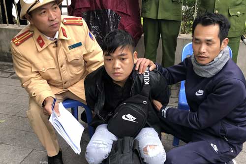 Buổi đầu ra quân, CSGT phát hiện đối tượng vận chuyển 4 bánh heroin