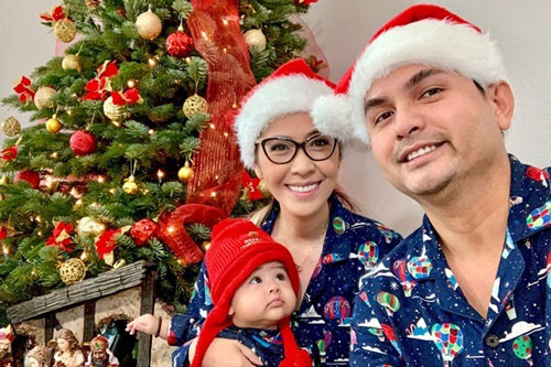 Vợ chồng Đức Tiến trang trí cây thông Noel