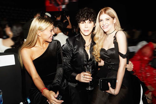 Nathan Lee lên tiếng về việc Andrea Aybar ngồi lên đùi mình để chụp ảnh bị cho là phản cảm