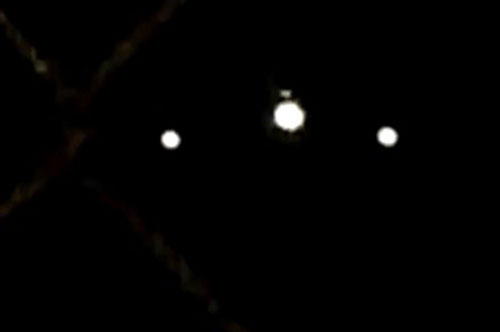 Vật thể bay phát sáng rồi biến mất kỳ lạ giữa trời đêm