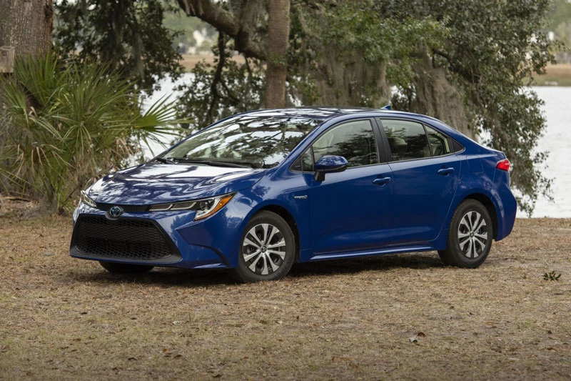 8. Toyota Corolla Hybrid 2020 (điểm tổng thể: 8,1/10, giá khởi điểm: 23.100 USD).