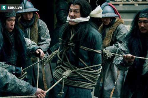 Đoạt mạng Lã Bố, tại sao Tào Tháo không cho chém luôn như những kẻ thù khác mà lại treo cổ đến chết rồi mới xử chém?