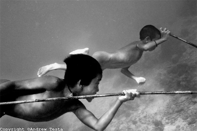 Trẻ em tộc "người cá" bí ẩn ở Thái - 11