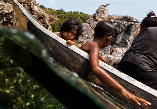 Trẻ em tộc "người cá" bí ẩn ở Thái - 23