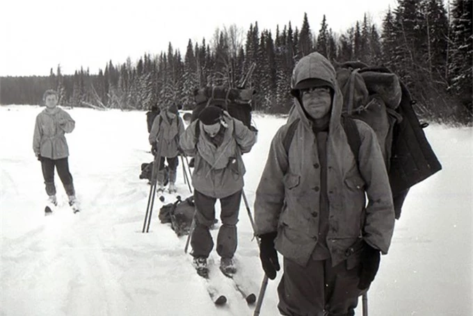 Nhóm trượt tuyết thám hiểm trên dãy núi Ural năm 1959. Ảnh: East2west News.