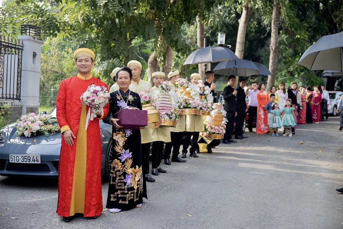 Hai nhà của Quý Bình và Ngọc Tiền cùng ngụ tại huyện Hóc Môn, TP HCM. Đi lòng vòng cuối cùng chúng tôi vẫn ta về ta tắm ao ta, nam diễn viên nói vui về mối lương duyên của họ.