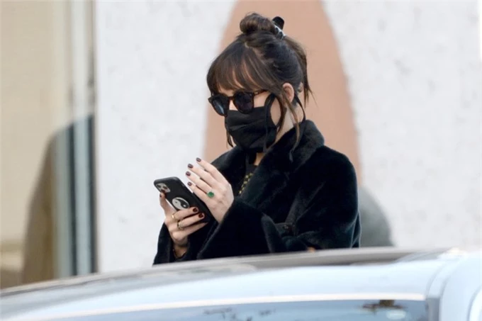Dakota Johnson xuất hiện trên phố Tây Hollywood cuối tuần qua, gây chú ý khi đeo chiếc nhẫn mới trên bàn tay trái.