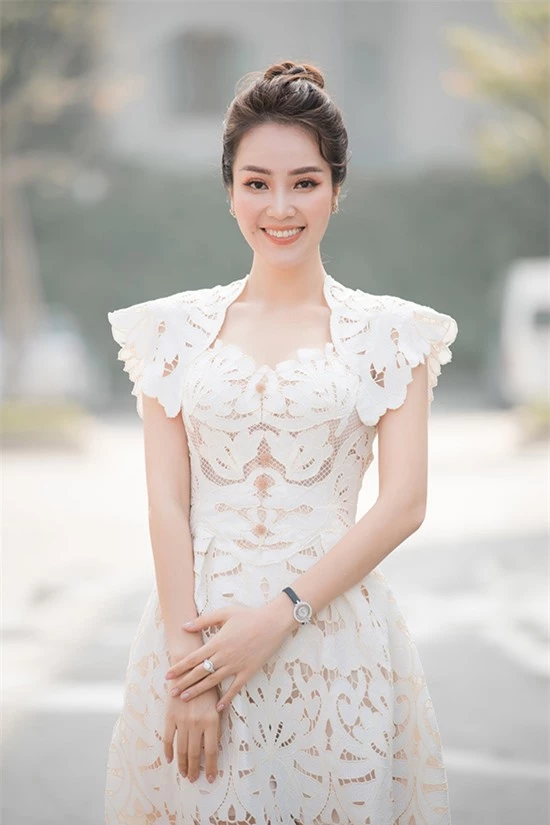 Sau khi hoàn thành vai trò giám khảo của Hoa hậu Việt Nam 2020, Thuỵ Vân trở lại với guồng quay công việc tại đài truyền hình. Thời điểm cuối năm, cô càng bận rộn hơn khi phải ghi hình các chương trình cho Tết 2021. Dù bận rộn đến mấy, người đẹp cũng rất chăm chút ngoại hình mỗi lần xuất hiện.