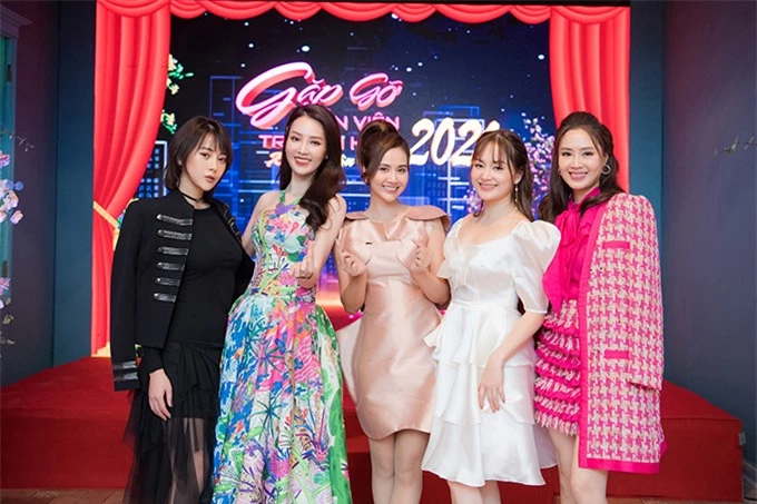 Thuỵ Vân đọ sắc với dàn nữ diễn viên bao gồm Phương Oanh, Huyền Lizzie, Lan Phương và Hồng Diễm (từ trái sang).