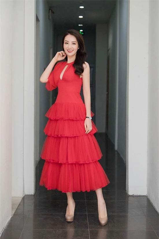 Chiếc váy sếp tầng đỏ rực giúp người đẹp nổi bật giữa dàn khách mời. Những chi tiết cắt xẻ được tiết chế khéo léo để khoe vẻ gợi cảm vừa đủ, tránh sự phản cảm khi lên hình.