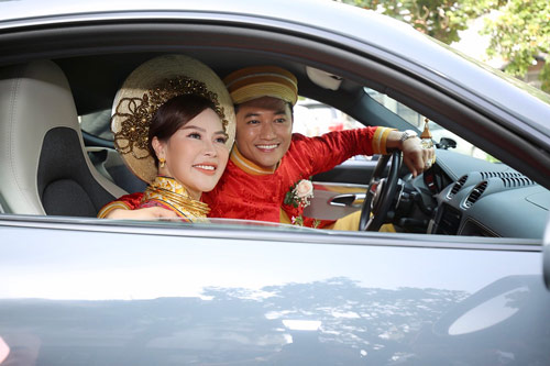 Quý Bình lái xe rước vợ doanh nhân 'về dinh'