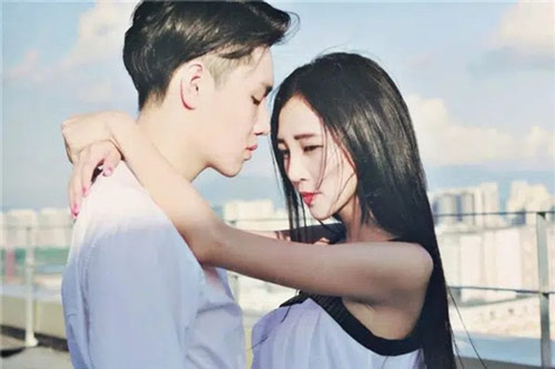 Trong lễ cưới, đang bái gia tiên thì chị dâu lăn đùng ra ngất, nhờ chai dầu gió mẹ tôi mang đến mà bí mật anh chị giấu giếm đã bị phơi bày