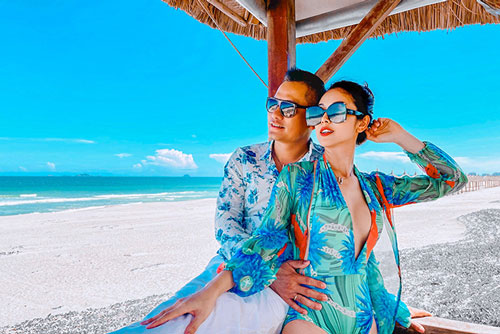 Jennifer Phạm tình tứ bên chồng