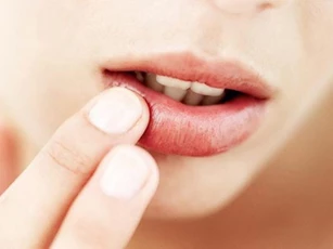 Thói quen liếm môi tưởng vô hại nhưng để lại nhiều hệ lụy khó thường