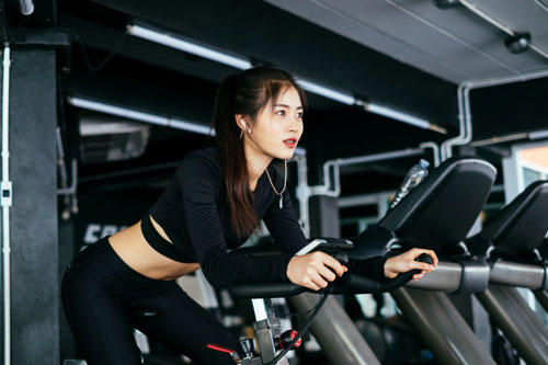 Hé lộ 4 bí quyết giảm cân an toàn để có được vòng eo ‘con kiến’ dành cho người bận rộn