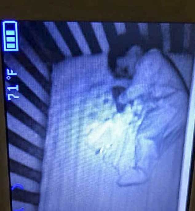 Mẹ rụng rời khi thấy "hồn ma" ngủ cùng con trai suốt đêm