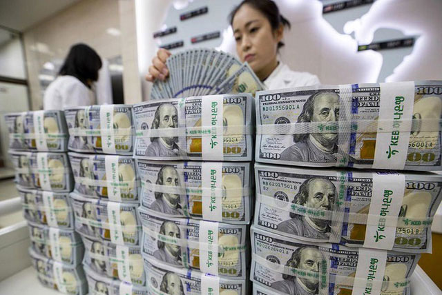 USD tiếp tục “tụt dốc” trong năm 2021, xuất khẩu châu Á lo ngại