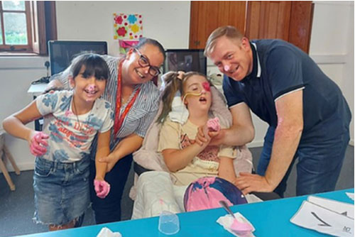 Cô bé bị ‘mắc kẹt’ trong cơ thể của chính mình do căn bệnh hiểm nghèo