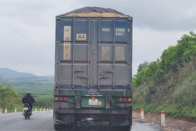 Xử nghiêm xe đầu kéo tự ý cắt nóc container chở quá tải