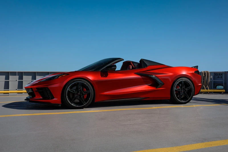 1. Chevrolet Corvette Convertible 2021 (giá khởi điểm: 58.900 USD, điểm tổng thể: 9/10).