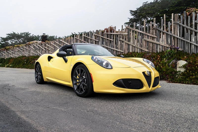 10. Alfa Romeo 4C Spider 2020 (giá khởi điểm: 67.150 USD, điểm tổng thể: 6,2/10).