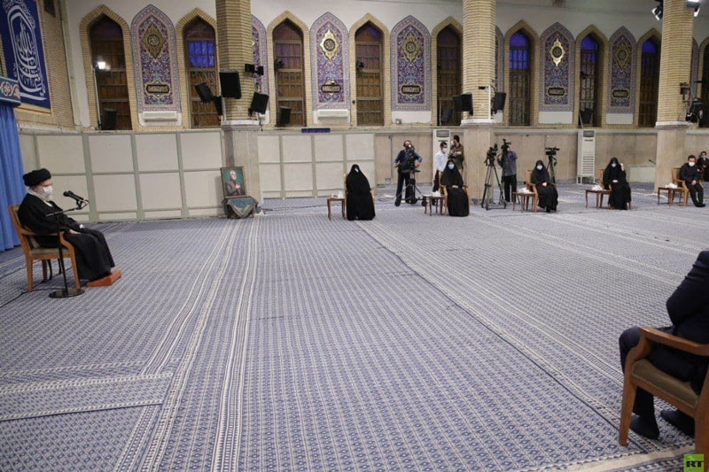 Lãnh đạo tối cao của Iran lần đầu xuất hiện trước công chúng bác bỏ tin đồn xấu về sức khỏe