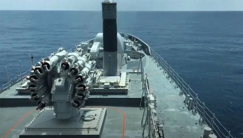 Vụ thử tên lửa BrahMos trên khinh hạm INS Tarkash của Hải quân Ấn Độ. Ảnh: Topwar.