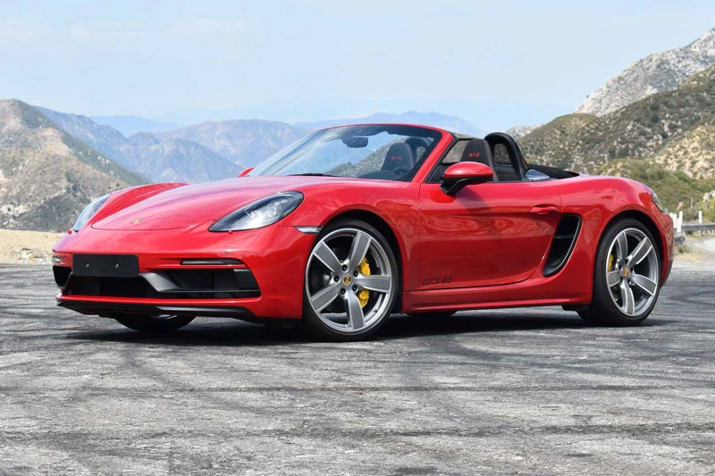 2. Porsche 718 Boxster 2021 (giá khởi điểm: 62.000 USD, điểm tổng thể: 8,8/10).