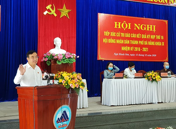 Chủ tịch UBND TP Đà Nẵng Lê Trung Chinh phát biểu tại buổi tiếp xúc cử tri quận Ngũ Hành Sơn chiều 15/12