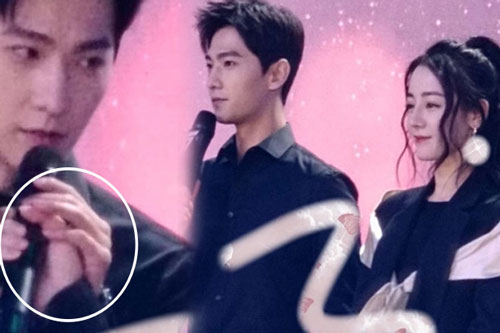 Giữa tin đồn cạch mặt nhau, rò rỉ loạt ảnh Dương Dương nắm tay, trao ánh mắt "tình bể bình" với Địch Lệ Nhiệt Ba