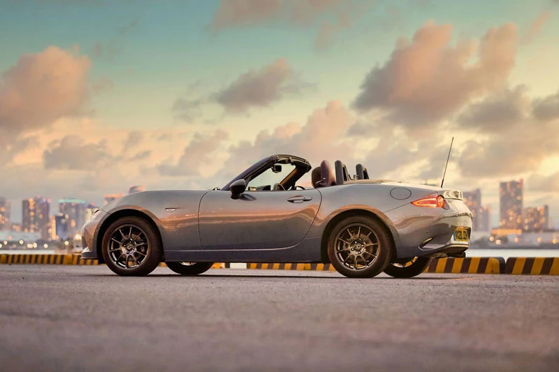 3. Mazda MX-5 Miata 2020 (giá khởi điểm: 26.580 USD, điểm tổng thể: 8,4/10).